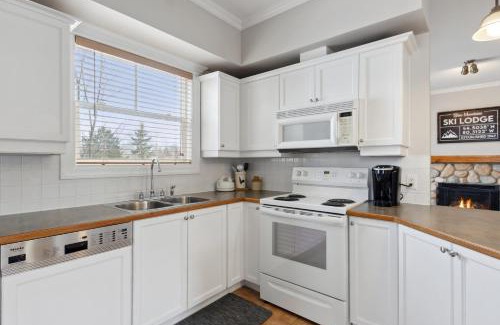 The Blue Mountains House | 3BR Snowbridge Chalet in Blue with Golf Course View