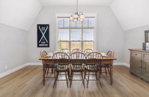 The Blue Mountains House | 3BR Snowbridge Chalet in Blue with Golf Course View