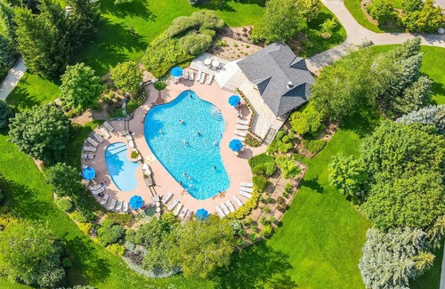 The Blue Mountains House | 3BR Snowbridge Chalet in Blue with Golf Course View