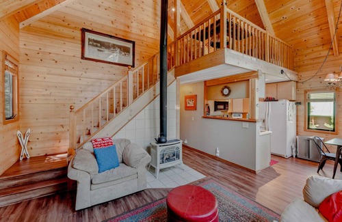 Pla-Vada Woodlands House | 3BR Soda Springs Ski & Lake Getaway