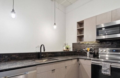 Fairmount Apartment | 3BR Spacious Family Abode with Parking, Gym, Golf Simulator