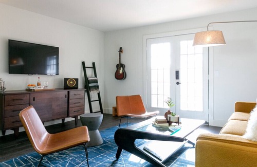 Rutledge Hill Apartment | 3BR Suite: DT Nash, Full Kitchen & Living Room