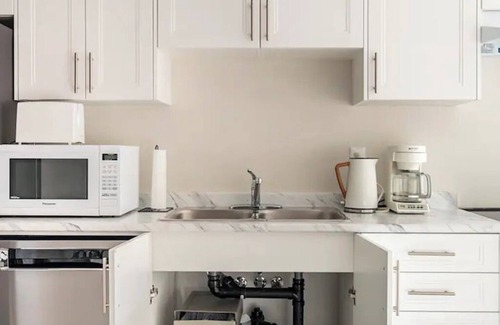 Waterloo Apartment | 3BR Sunshine basement w separate entrance Waterloo