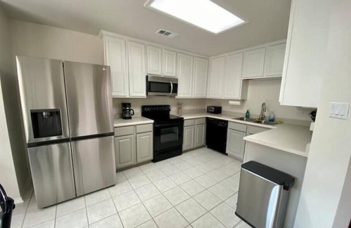 Medical Center District House | 3BR Townhouse with pool in Medical Center
