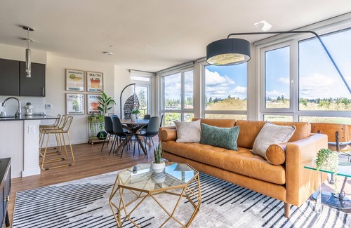 West Bellevue Apartment | 3BR | Views, Balcony, Gym | Bellevue | Sophari B