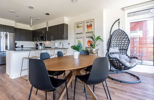 West Bellevue Apartment | 3BR | Views, Balcony, Gym | Bellevue | Sophari B