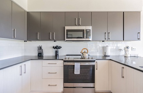 West Bellevue Apartment | 3BR | Views, Balcony, Gym | Bellevue | Sophari B