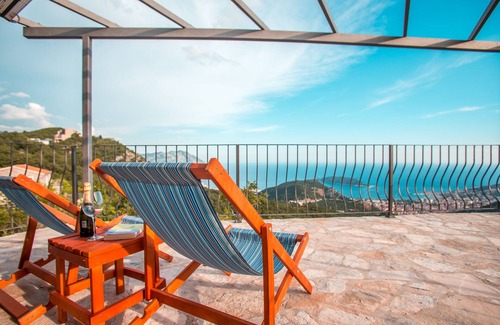 Lapcici Villa | 3BR Villa w Amazing Hilltop View on Budva Riviera