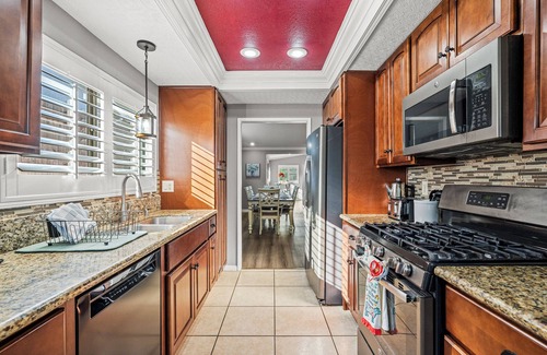 Lake Elsinore House | 3BR w/Pool ｜Jacuzzi ｜BBQ｜Fire Pit ｜King Bed