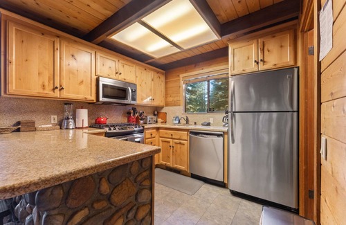 Talmont House | 3BR w/Sauna & Lake Views, 2 miles to Beach