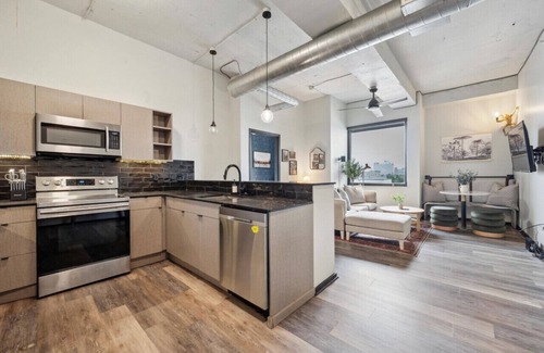 Fairmount Apartment | 3BR with Gym, Game Rm, Rooftop | The Chestnut Apt