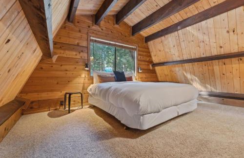 Talmont House | 3BR with Sauna & Lake Views, 2 miles to Beach