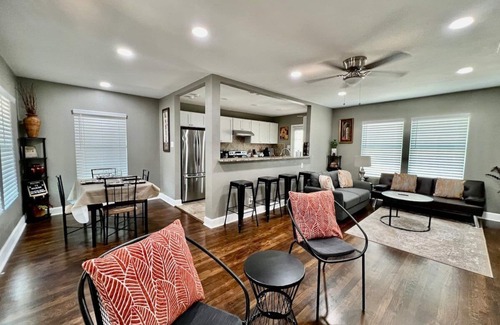 Jefferson House | 3BR Woodlawn Home Med Center Area Furnished Extended Stay Wi-Fi W/D SA