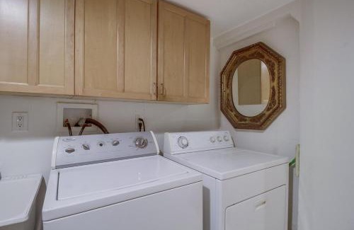 South Park House | 3BRB with Bonus Bedroom, Hot Tub, Tropical Oasis