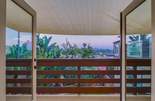 South Park House | 3BRB with Bonus Bedroom, Hot Tub, Tropical Oasis