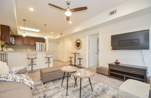 Katy Condo | 3C| Charm in the City| Stylish home in Gated Complex