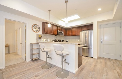 Katy Condo | 3C| Charm in the City| Stylish home in Gated Complex