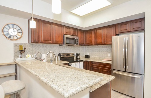 Katy Condo | 3C| Charm in the City| Stylish home in Gated Complex