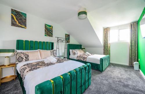 Batley Apartment | -3F421- For your Relaxed, Cosy stay, Free Parking