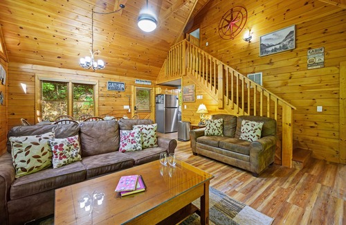 Black Bear Falls Cabin | 3King Suite, Location! 2 Miles from Gatlinburg, Hot Tub, Community Pool Access