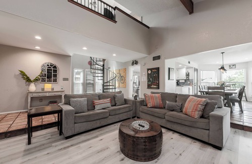 Grand Prairie House | 3Kingbeds/Fireplace/Deck/6 Flags/Airport