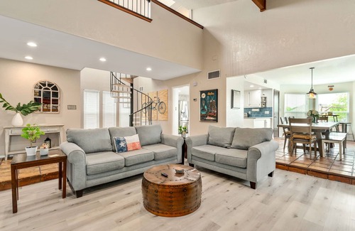 Grand Prairie House | 3Kingbeds/Fireplace/Deck/6 Flags/Airport