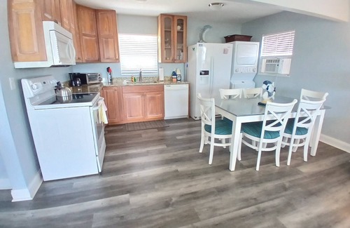 Bonita Springs Apartment | 3Mi 2 Beach Updated in 2023 Spacious Private Baths Kit Close to 20 Restaurants