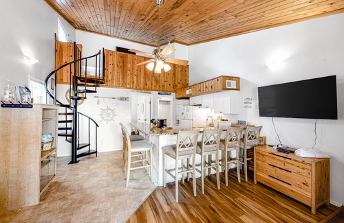 Ocean Ridge House | 3rd-floor, dog-friendly condo with loft, balcony, free WiFi and golf course view