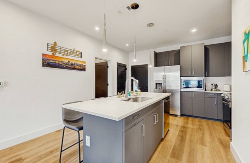 West End Condo | 3rd-floor midtown condo next to Centennial Park with outdoor pool, gym, balcony