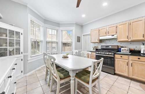 Beach Haven Apartment | *3rd to Beach*Available:Oct. & Nov. *Clean*UPDTDVictorian*Across Veterans Park