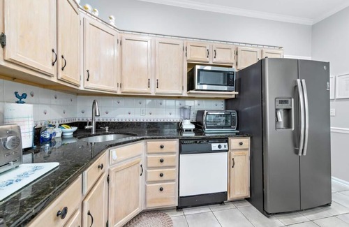 Beach Haven Apartment | *3rd to Beach*Available:Oct. & Nov. *Clean*UPDTDVictorian*Across Veterans Park