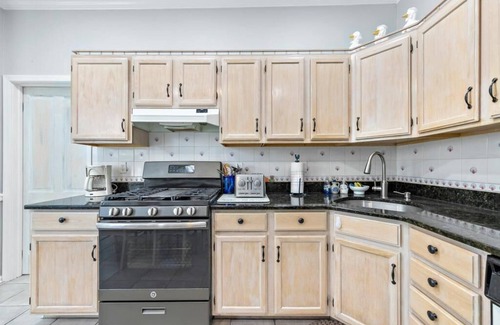 Beach Haven Apartment | *3rd to Beach*Available:Oct. & Nov. *Clean*UPDTDVictorian*Across Veterans Park