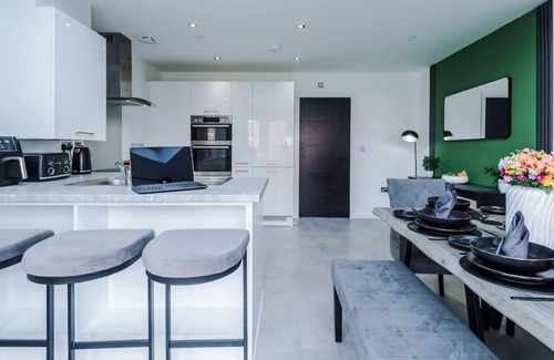 Garden City House | 3x Bedroom House (Sleeps 6) w. Parking