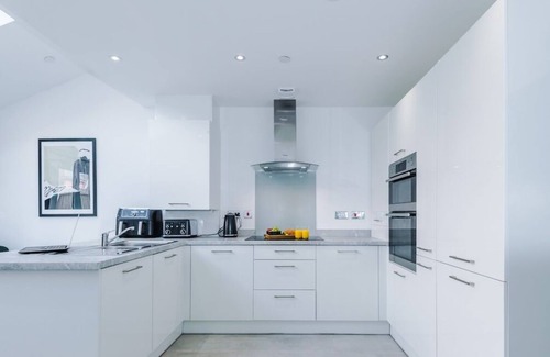 Garden City House | 3x Bedroom House (Sleeps 6) w. Parking