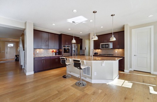 The Pinery House | 4,000 sqft. Pet-friendly ideal for families, consultants, travel nurses, doctors