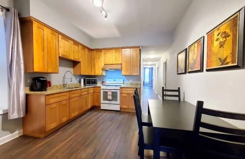 Armour Square Apartment | 4 #1S - 4 Bedroom/1.5 Bath Condo near McCormick Place, Wintrust Arena