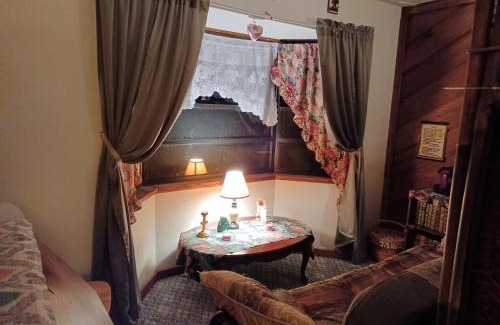 Groveland Bed & Breakfast | 4 20 FRIENDLY Theme PARK ACCESS Antique Rose Garden FIREPLACE Suite