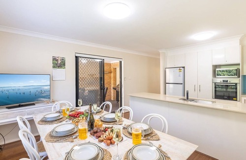 Corlette House | 4-49 Bonito St - small dog friendly, air con & Wi-Fi