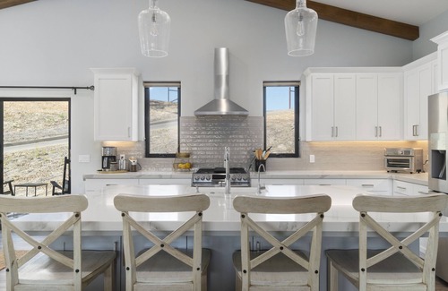 Atascadero House | 4.5 Acre Farmhouse in Wine Country w/Hot Tub