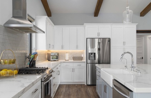 Atascadero House | 4.5 Acre Farmhouse in Wine Country w/Hot Tub