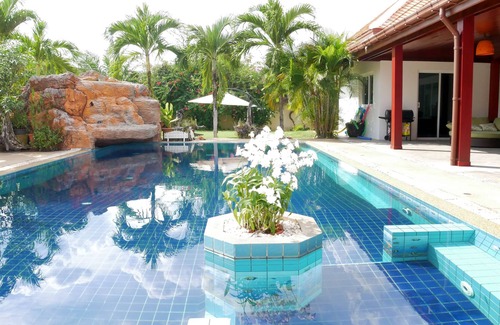 Nong Prue House | 4/5 BDR luxury Balinese villa with pool and jacuzzi