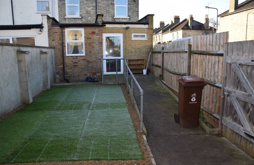 Waltham Forest House | 4/5 Bedrooms house, 2 Bathrooms, Sleeps11, 10 min. tube station