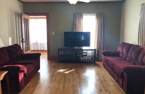 Jolley House | 4.5 miles to Twin Lakes, small town, pets welcome