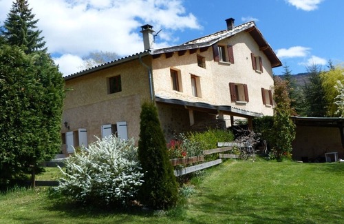 Venterol Apartment | 4/5 person south-facing gite with covered terrace & swimming pool