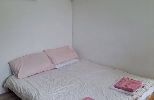 Beaumont Apartment | 4.5km City, 2km DCU & 6km Airport n1 Bedroom apartment in Dublin 9n24 /7 Bus