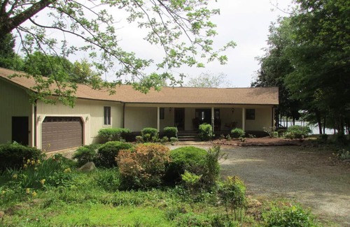 Hartwell House | 4-928L Hartwell Marina Vista - Pets welcome - WIFI - Level LAKEFRONT Lot