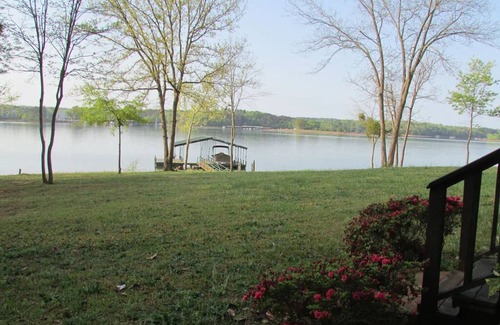 Hartwell House | 4-928L Hartwell Marina Vista - Pets welcome - WIFI - Level LAKEFRONT Lot
