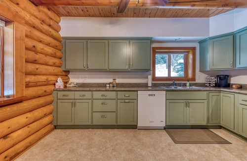 Darby Cabin | 4+Acre Cabin-Ski-Fish-Hike