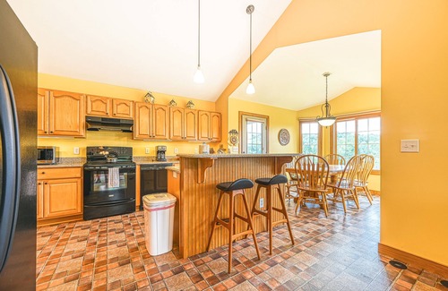 Livingston House | +4 acre lakefront retreat with private boat slip, wraparound porch, grill, & W/D