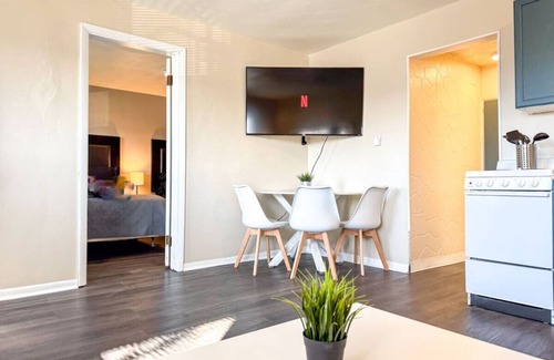 Mount Oliver House | 4 Apartments! 7 Bedrooms w/23 Beds & Parking WIFI